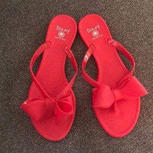 Dizzy bow flip flops
